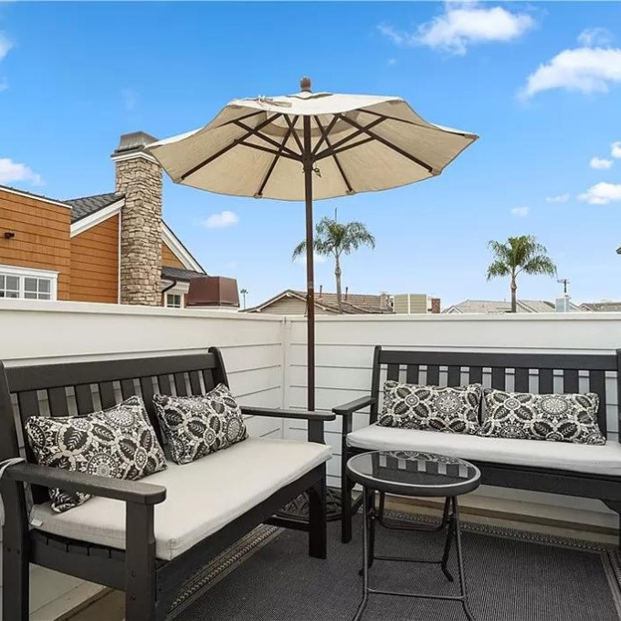 Balboa Island Cottage in White - Rooftop Patio