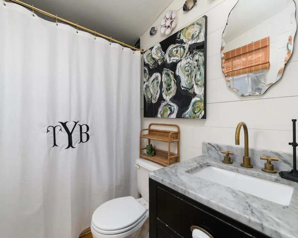 Tybee Island Rental Siren & Seafarer Cottage Bathroom